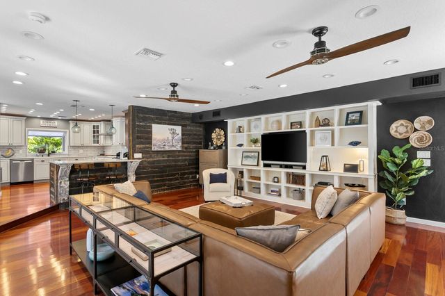 10402 OAKBROOK DRIVE, Tampa, FL 33618