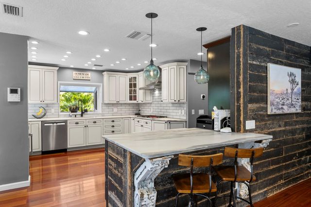 10402 OAKBROOK DRIVE, Tampa, FL 33618