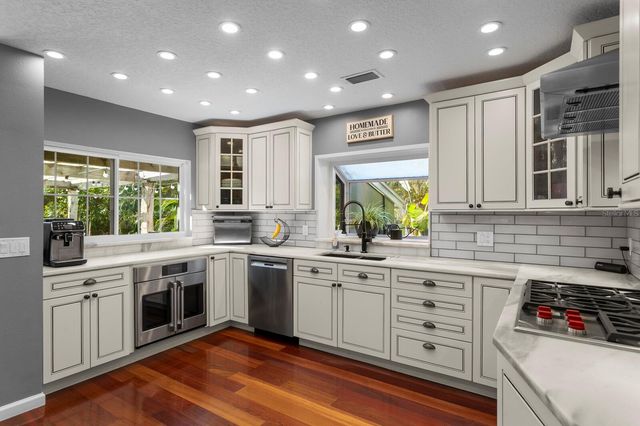 10402 OAKBROOK DRIVE, Tampa, FL 33618