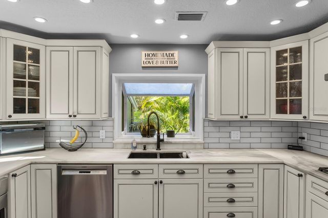 10402 OAKBROOK DRIVE, Tampa, FL 33618