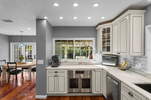 10402 OAKBROOK DRIVE, Tampa, FL 33618