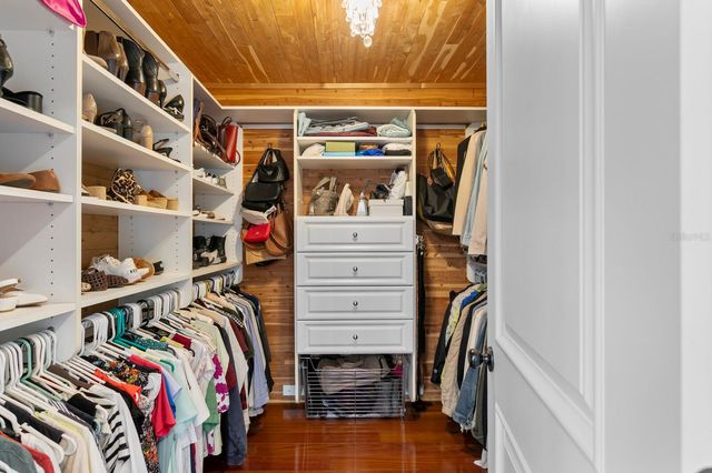 10402 OAKBROOK DRIVE, Tampa, FL 33618