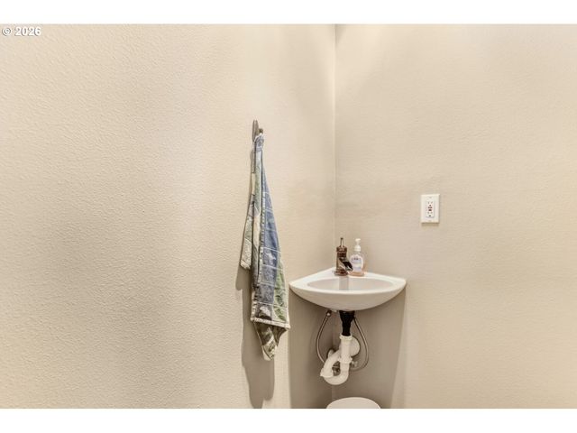 13217 Sw SUMMERWOOD Dr, Portland, OR 97223