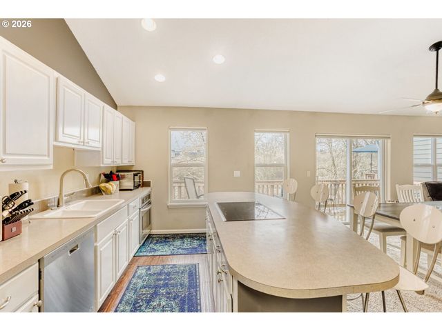 13217 Sw SUMMERWOOD Dr, Portland, OR 97223