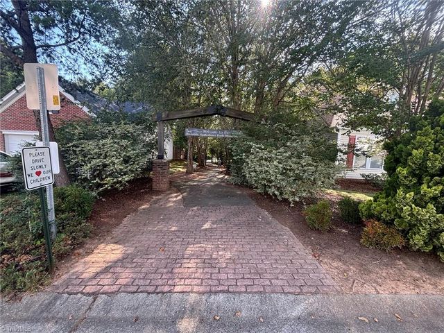 5024 Brian Center Lane, Winston-salem, NC 27105