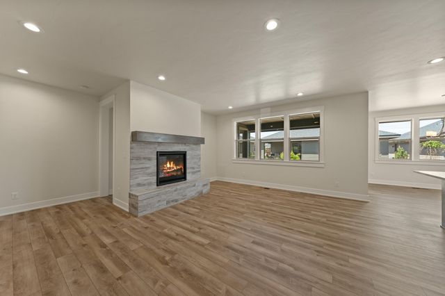 2695 NW 23rd 60, Redmond, OR 97756