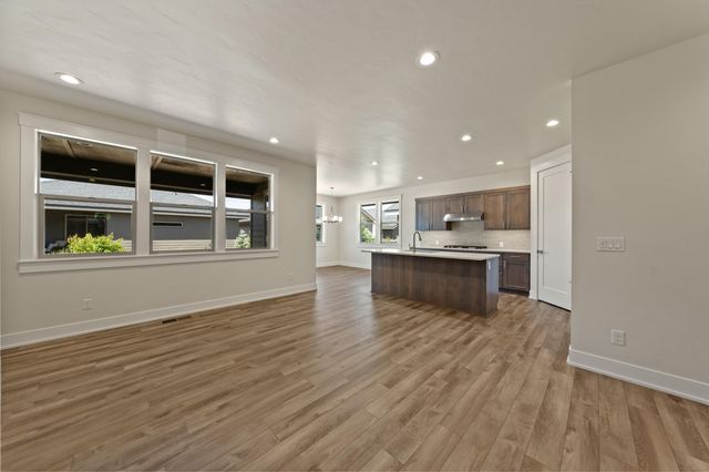 2695 NW 23rd 60, Redmond, OR 97756