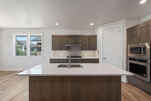 2695 NW 23rd 60, Redmond, OR 97756