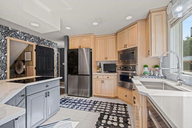 2920 CIRCLE OAKS LANE, Green Bay, WI 54313