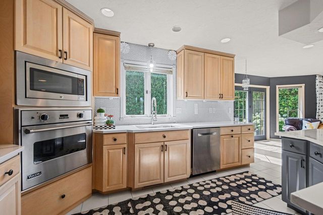 2920 CIRCLE OAKS LANE, Green Bay, WI 54313
