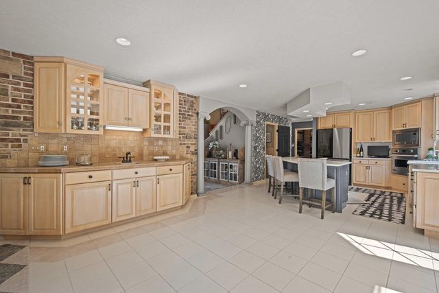 2920 CIRCLE OAKS LANE, Green Bay, WI 54313