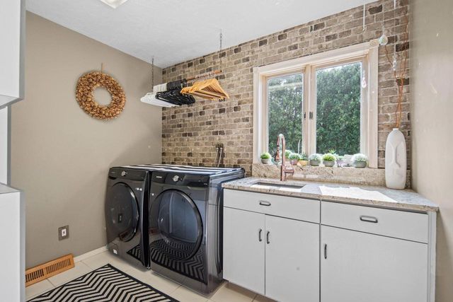 2920 CIRCLE OAKS LANE, Green Bay, WI 54313
