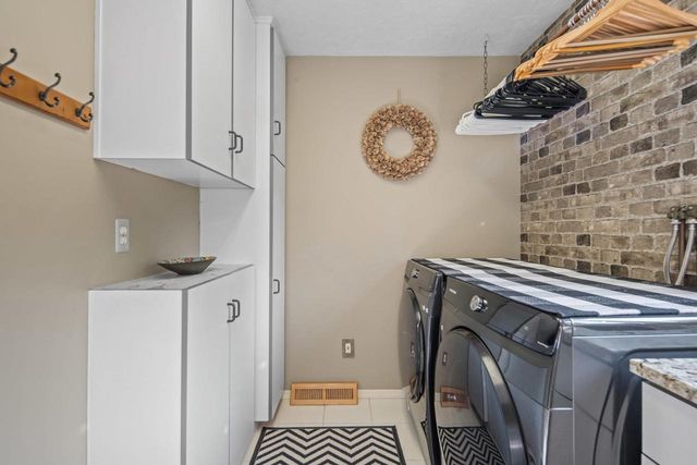 2920 CIRCLE OAKS LANE, Green Bay, WI 54313