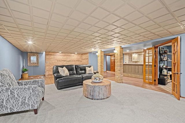 2920 CIRCLE OAKS LANE, Green Bay, WI 54313