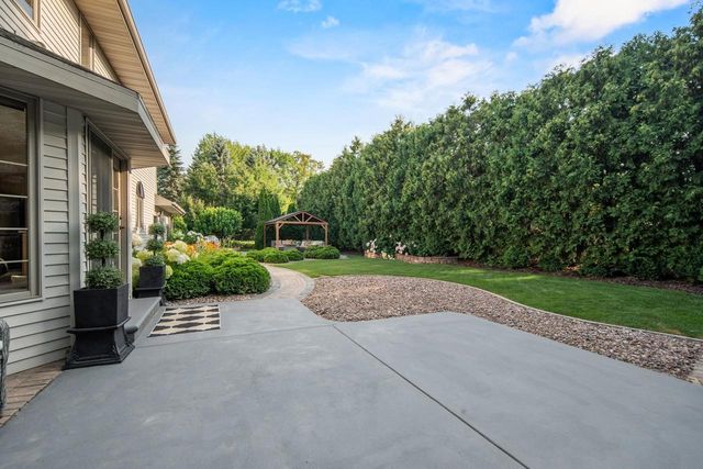 2920 CIRCLE OAKS LANE, Green Bay, WI 54313