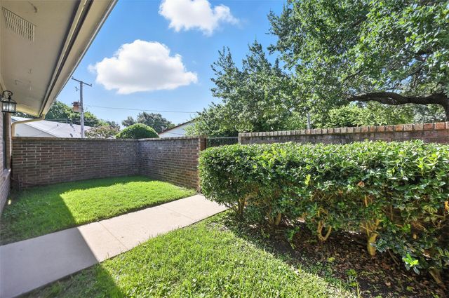 1008 Forest Creek Street, Benbrook, TX 76126