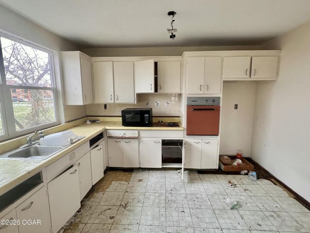 2705 S Virginia Avenue, Joplin, MO 64804