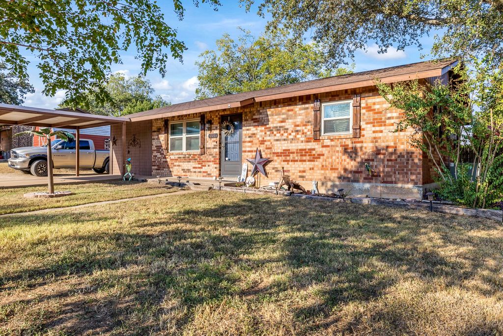 201 Cottonwood Street, Comanche, TX 76442