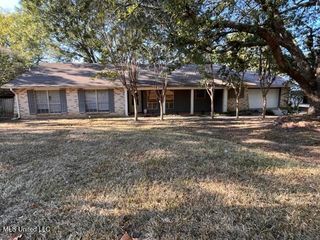 223 Lake Cove Drive, Jackson, MS 39212