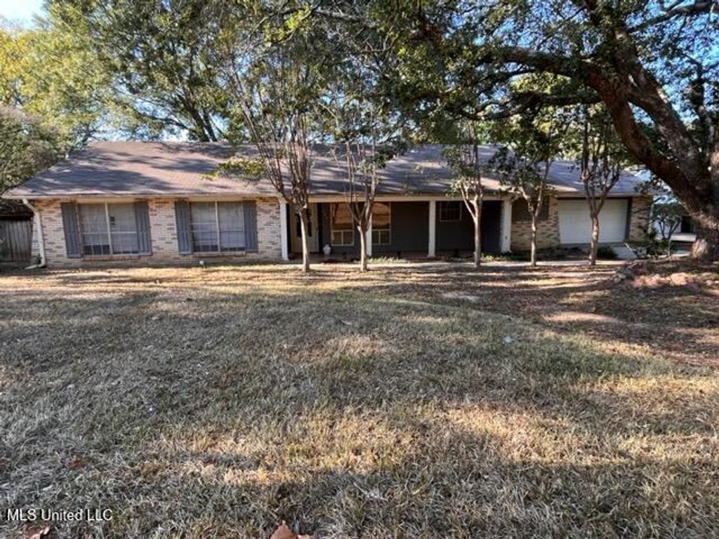 223 Lake Cove Drive, Jackson, MS 39212