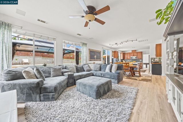 911 Autumn Oak Cir, Concord, CA 94521