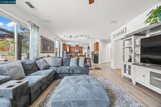 911 Autumn Oak Cir, Concord, CA 94521