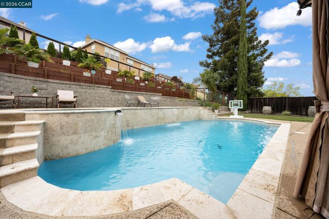 911 Autumn Oak Cir, Concord, CA 94521