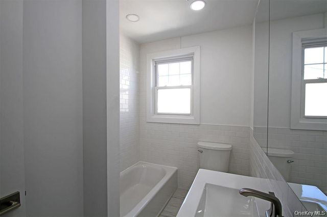 344 Roslyn ave, Carle Place, NY 11514