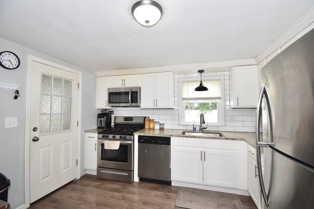 66 Curve St, Springfield, MA 01104