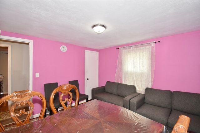 66 Curve St, Springfield, MA 01104