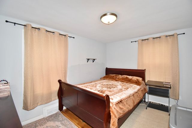 66 Curve St, Springfield, MA 01104