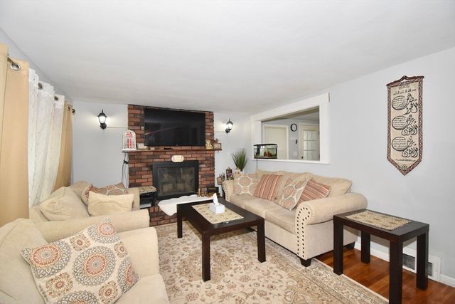 66 Curve St, Springfield, MA 01104