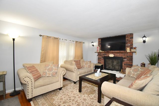 66 Curve St, Springfield, MA 01104