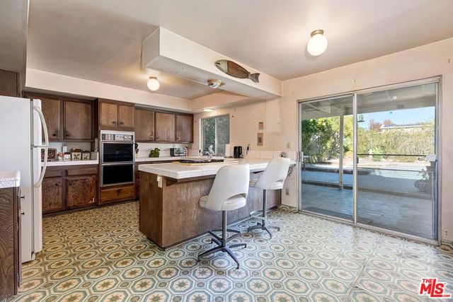 24561 Calvert Street, Woodland Hills, CA 91367