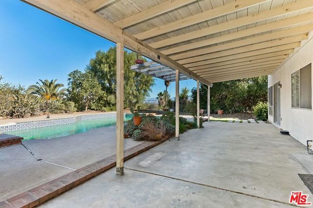 24561 Calvert Street, Woodland Hills, CA 91367