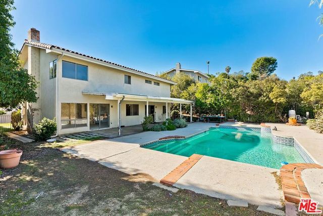 24561 Calvert Street, Woodland Hills, CA 91367