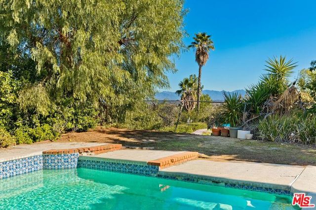 24561 Calvert Street, Woodland Hills, CA 91367