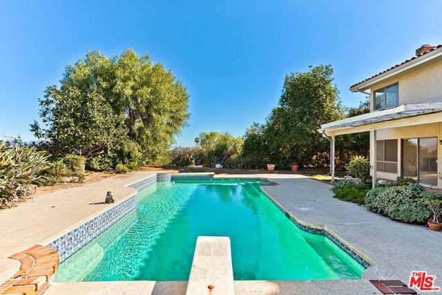 24561 Calvert Street, Woodland Hills, CA 91367