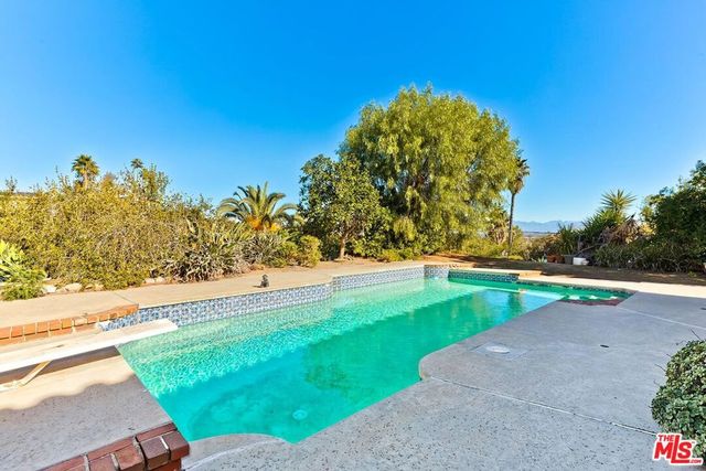 24561 Calvert Street, Woodland Hills, CA 91367