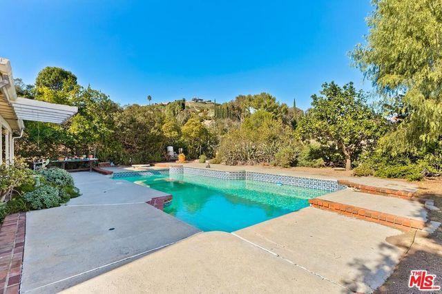 24561 Calvert Street, Woodland Hills, CA 91367