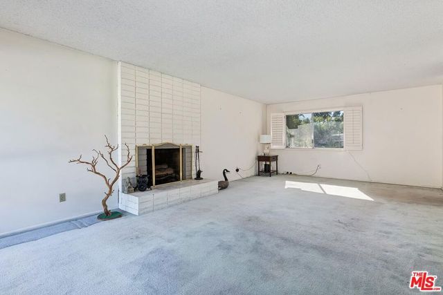 24561 Calvert Street, Woodland Hills, CA 91367