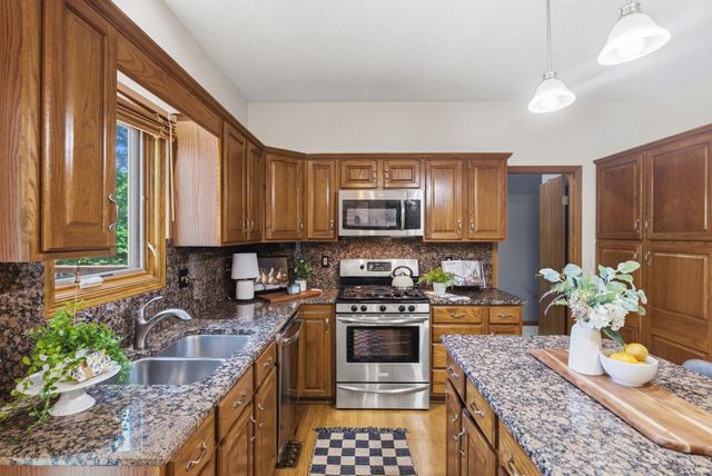 9406 E Lakepoint Dr, Wichita, KS 67226