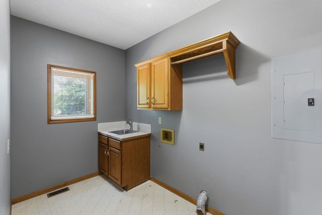 9406 E Lakepoint Dr, Wichita, KS 67226