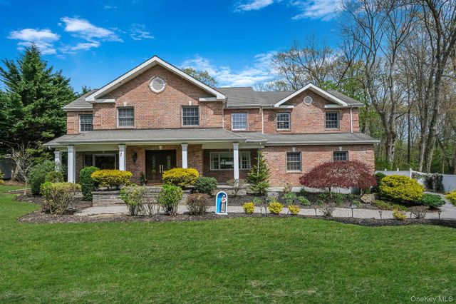 9 Arista Court, Dix Hills, NY 11746