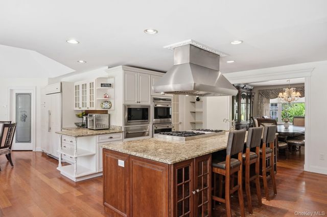 9 Arista Court, Dix Hills, NY 11746