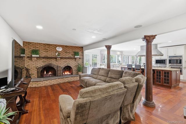 9 Arista Court, Dix Hills, NY 11746