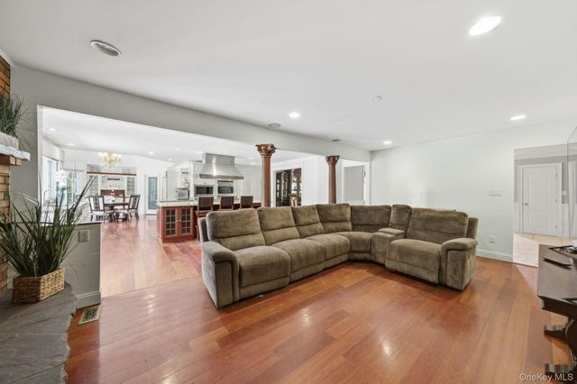 9 Arista Court, Dix Hills, NY 11746