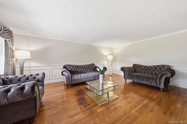 9 Arista Court, Dix Hills, NY 11746