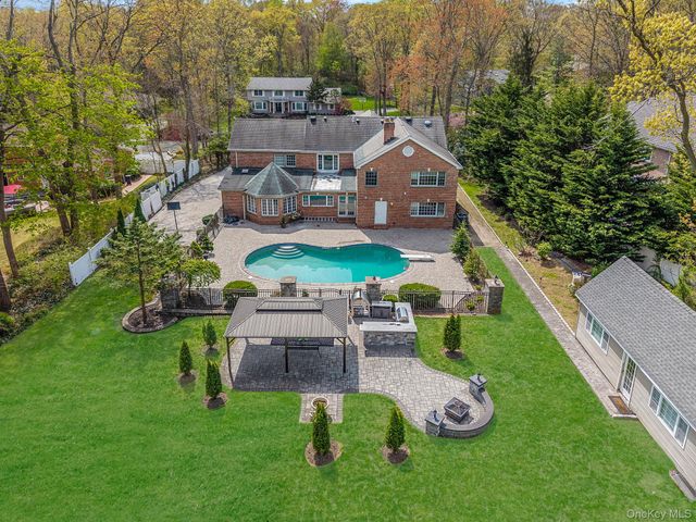 9 Arista Court, Dix Hills, NY 11746