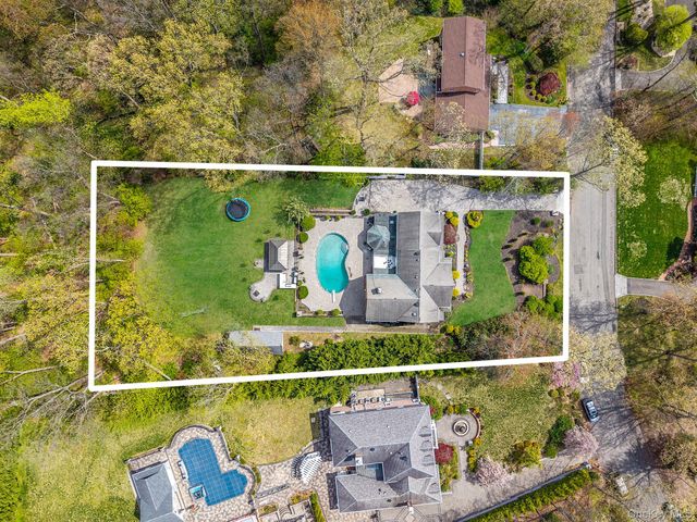 9 Arista Court, Dix Hills, NY 11746